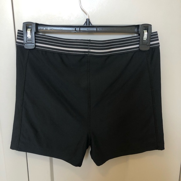 Medium black Under Armour compression shorts - Picture 2 of 3